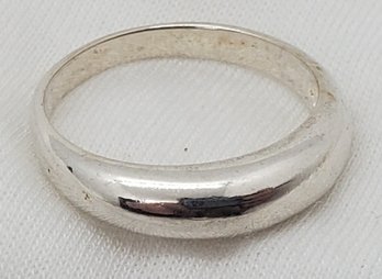 Sterling Silver Size 8 Ring Marked 'Italy' ~ 2.59 Grams
