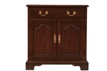 1 OF 2 HINKEL-HARRIS VIRGINIA GALLERIES FURNITURE MAHOGANY NIGHT STAND (1OF2)