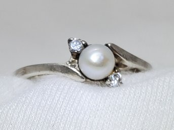 Vintage Sterling Silver Size 8 Ring With A Faux Pearl And CZs ~ 1.69 Grams
