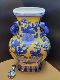 Vintage Chinese Vase. -         -       -        -      -            -         -            -     Loc:BH Floor