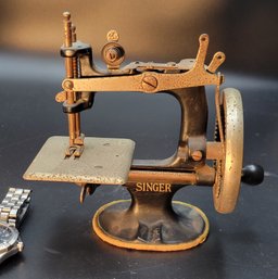 RARE - 1920 Mini Singer Sewing Machine.        -            -          -           -          -Loc:KD4