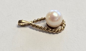 14K Yellow Gold Pearl Tear Drop Pendant With Rope Design