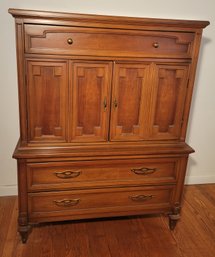 MCM (Mid Century Modern) Chest Of Drawers.  Part Of  A Matching Bedroom Set.