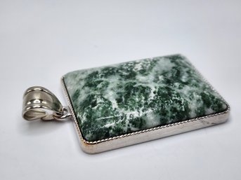 Green Agate Pendant Necklace In Silvertone