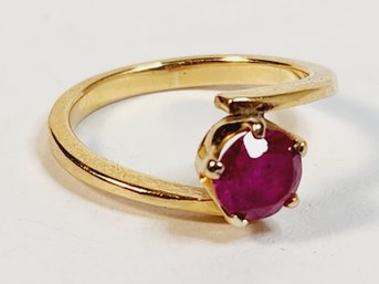 Beautiful Magenta Colored Stone 14k Yellow  Gold   Ring