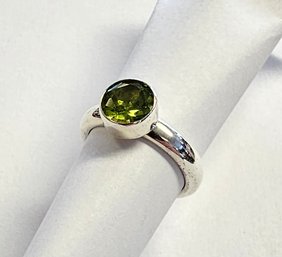 Vintage Sterling Silver Round BEZEL SET Peridot RING With Heavy SOLID SHANK...SIZE 7