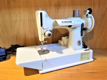 Vintage Singer Featherweight 221k White Sewing Machine With Case & Extras In Pristine Condition