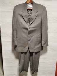 Men's Georgio Armani Italian Made Size 40R 2 Piece Men's Suit