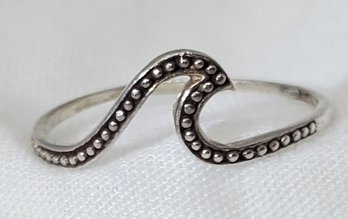 Vintage Sterling Silver Size 9 Wave Ring ~ 0.96 Grams