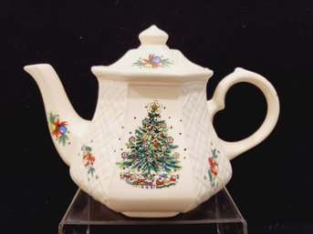 Vintage Sadler England For Salem Christmas Eve Pattern Four Cup Teapot