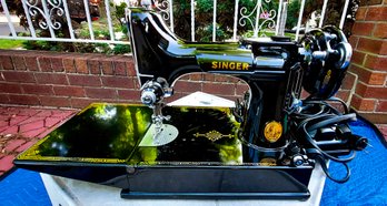 Vintage Singer Sewing Machine With Sewing Box