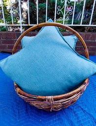 Decorative Pillows With Basket (2)