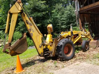 1960s Case Model 530 Loader Backhoe - This Comes With Forklift Forks!!  Smooth Running Condition