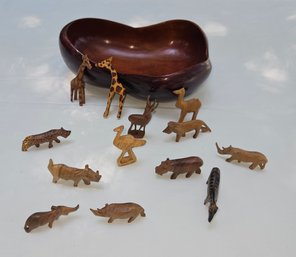 A Wooden Bowl Of Wooden Safari Animals, All In Good Shape