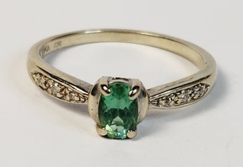 Beautiful White 14k Gold Green Stone Diamond Ring