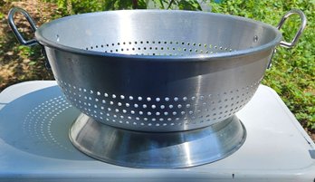 Large High Quality Professional Toroware By Leyse Aluminum 15' X 6 3/4' Colander