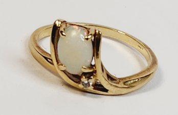 Vintage 14k Yellow Gold OPAL Stone And Diamond Stud Ring