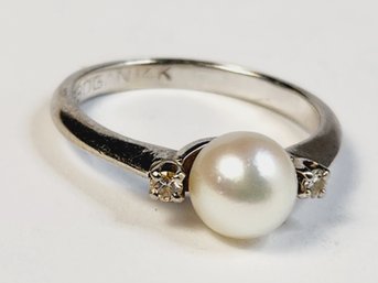 Stunning 14k White Gold Classic Cultured Pearl / Diamond Ring