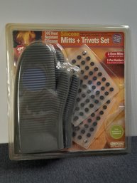 Silicone Mitts And Trivets Set NEW