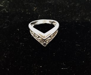 Women's Vintage 925 Sterling Silver Scrolled V Shaped Ring Size 8