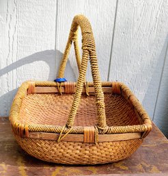 Beautiful Vintage Wood And Wicker Woven Vintage Picnic Basket Great Kitchen Decor