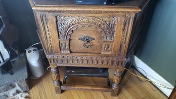 KITTINGER ENGLISH RENAISSANCE OAK PLATE CABINET