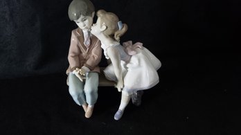 LLADRO LITTLE BOY & GIRL ON A BENCH