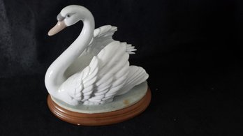 LLADRO LARGE SWAN ON WOODEN PLATFROM