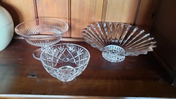 MIXED LOT: CRYSTAL BOWL AND FOOTED SERVING PIECES