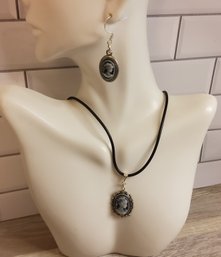 Fashion Cameo Necklace And Earring Set