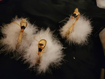 3 Gorgeous Glass Swan Ornaments With Crowns