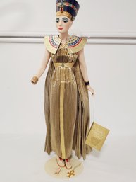 Vintage The Franklin Mint Heirloom Dolls Handpainted Egyptian Queen Nefertiti In Her Gold Lam Gown & Cape