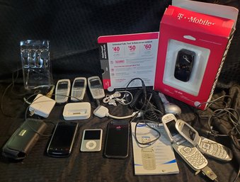 Huge Lot Of Vintage Cell Phones ~ Ipod ~ IPhone ~ Blackberry