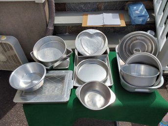 LARGE LOT 17 PIECES OF VINTAGE COOKING AND BAKE WARE GREAT SLIDING COVERED CAKE PAN
