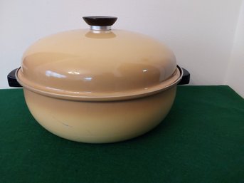 VINTAGE REGAL WARE COVERED DUTCH OVEN WITH ORIGINAL INSERT