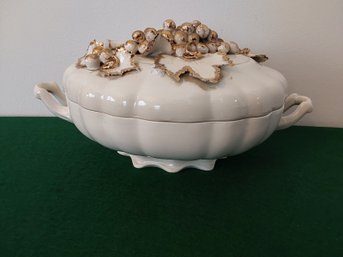 STUNNING CERAMIC COVER DISH WITH GRAPE TOP MOTIF