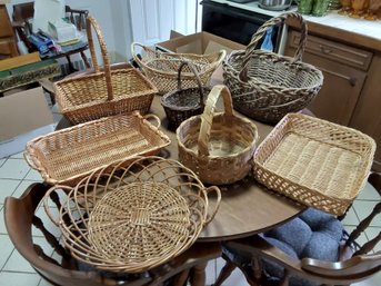 LARGE GROUP OF BASKETS