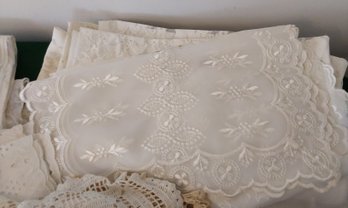 LARGE LOT OF ANTIQUE AND VINTAGE LINENS, TABLE CLOTHES AND DOILIES.