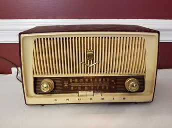 Vintage 1959 Grundig Tube Table Top Radio Majestic 87 - Powers Up!