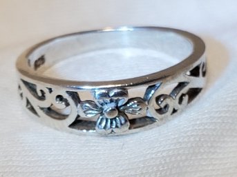 Sterling Silver Size 8 Beautiful Flower Ring ~ 2.55 Grams