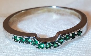 Sterling Silver Size 8 Spectacular Ring With Sparling Green Stones - 1.60 Grams