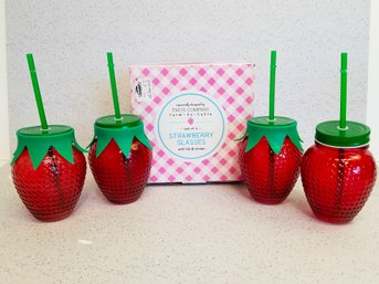 Adorable Set Of 4 Strawberry Glasses With Lids/straws By Two's Company - Original Box