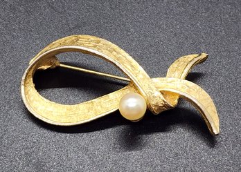 Vintage Signed Capri Brooch