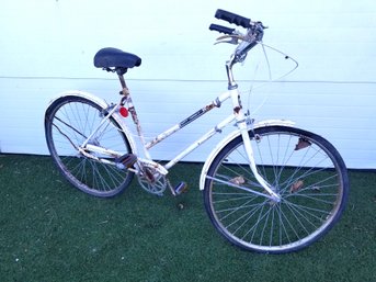 Vintage Huffy Mainliner 3 Women's Bicycle, Needs Restoration