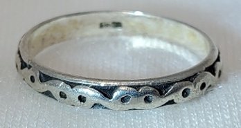 Sterling Silver Size 4 Lovely Ring ~ 1.11 Grams