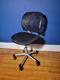 Modern Desk Chair In Great Shape. Adjustable Height.  - - - - - - - - - - - - -- - --- - - -- - - -  Loc: FR.