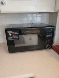 Frigidaire Microwave Oven. Tested And Working.  - - - - - - - - - -- - - - ---- - - - - - -- Loc Kit Counter