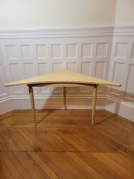 Corner Table. Mid Century Modern Style ( MCM ) And Very Useable. Nice Shape. - - - - - - - -- --- -  Loc: FR