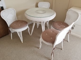Very Pretty Vintage White Wicker Round Table And Four Chairs Including Glass Top