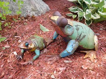 Metal Garden Art Frogs 8' And 4' Rustic And Weathered